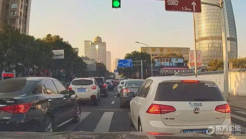 宁波车主疑惑：上班早高峰，这些“巡逻车”龟速行驶算犯规吗？